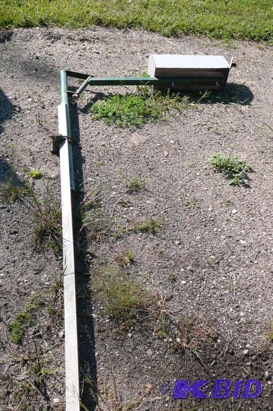 Swinging post with mail box...
