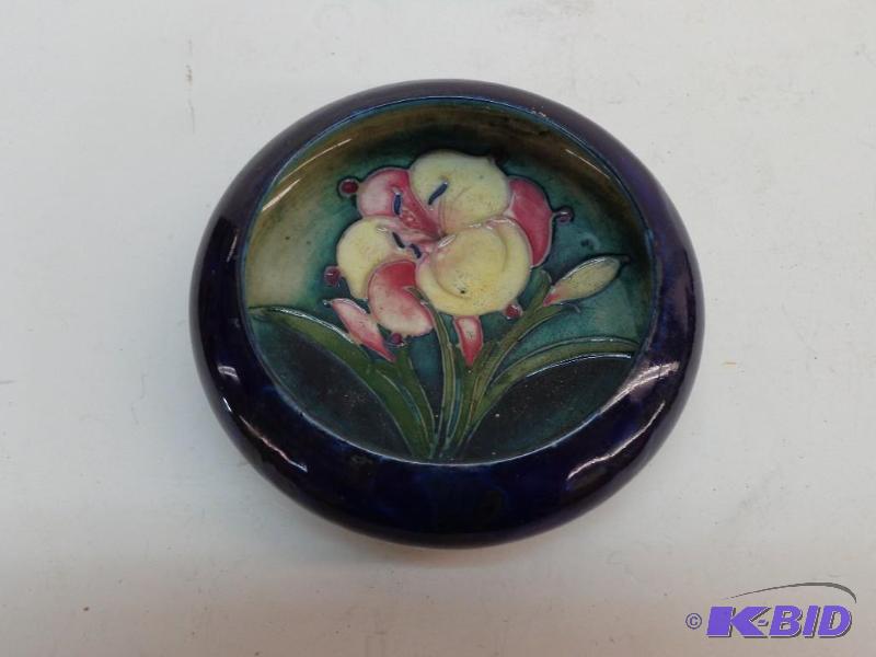 lot 127 image: Blue Pottered Tray wRaised Flower Inside Bot...