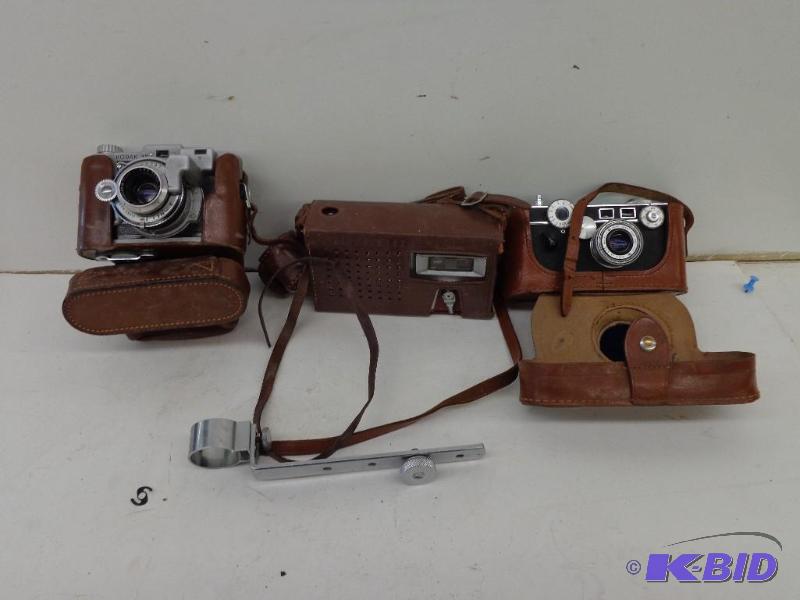 lot 225 image: Vintage Camera and Radio Old 8 Transistor Rad...