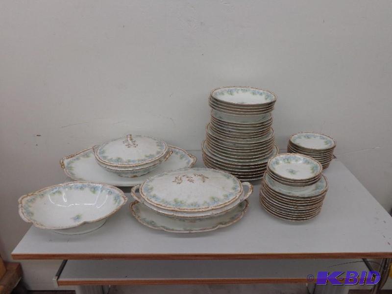 lot 242 image: GDA Limoges Set of Dishes with Floral Design ...