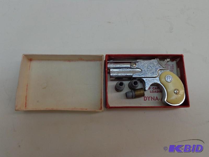 lot 39 image: Dyna Mite Derringer Cap Gun 3 Small Shells Ni...