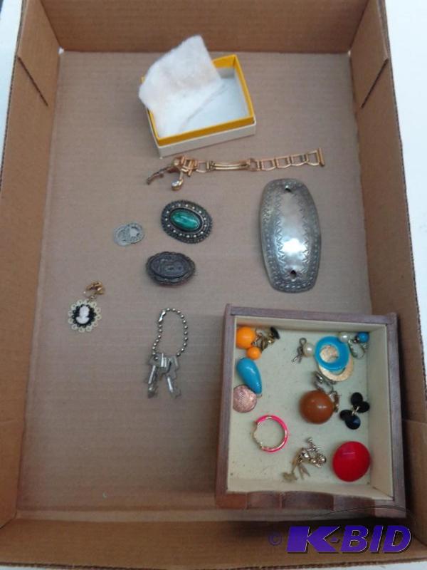 lot 58 image: Various Clip On &amp Screw On Ear Rings Clip...