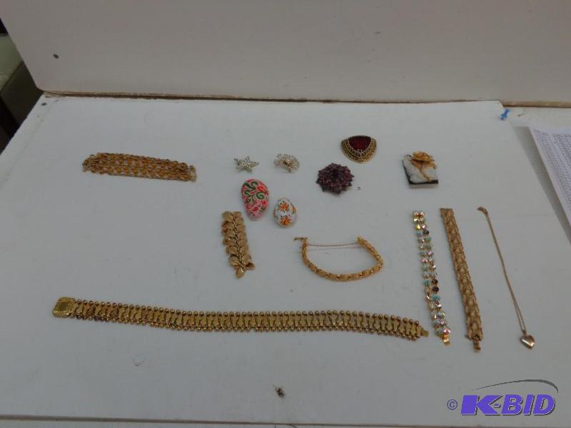 lot 65 image: Various Broaches, Bracelets and Necklaces Mon...