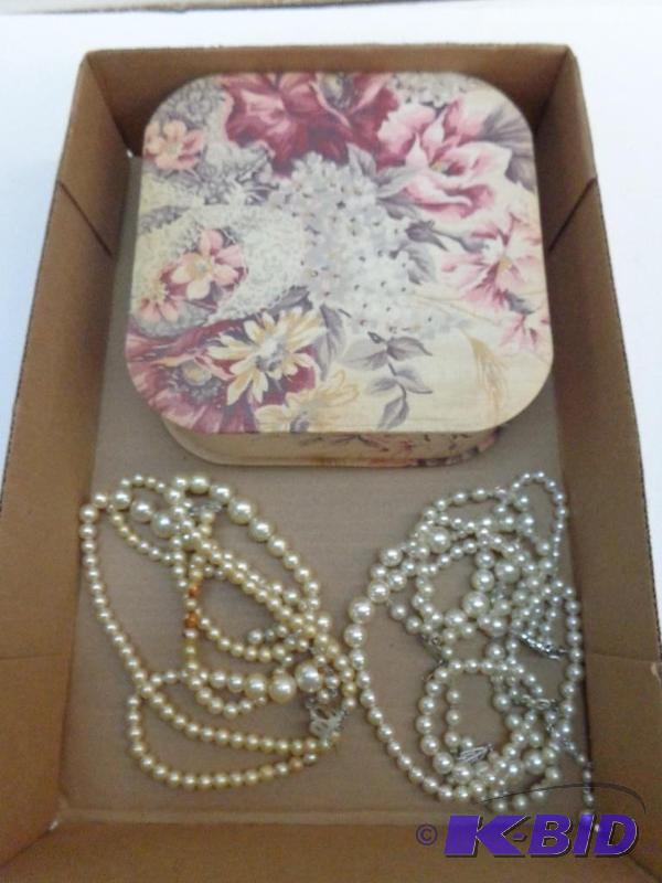 lot 72 image: Jewelry Box, Pearl Style Necklaces 4 Necklace...
