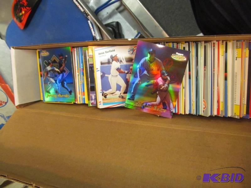 Box of late 80s-90s Misc Baseball trading cards