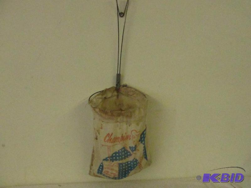 lot 10 image: Vintage Clothes Pin Bag by Champion and Clothes Pins