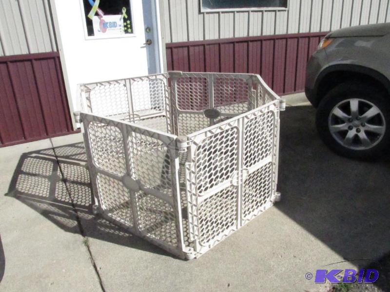 lot 113 image: Plastic Enclosure for Pets or Children.