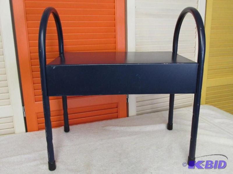 lot 125 image: Adjustable Step Stool.