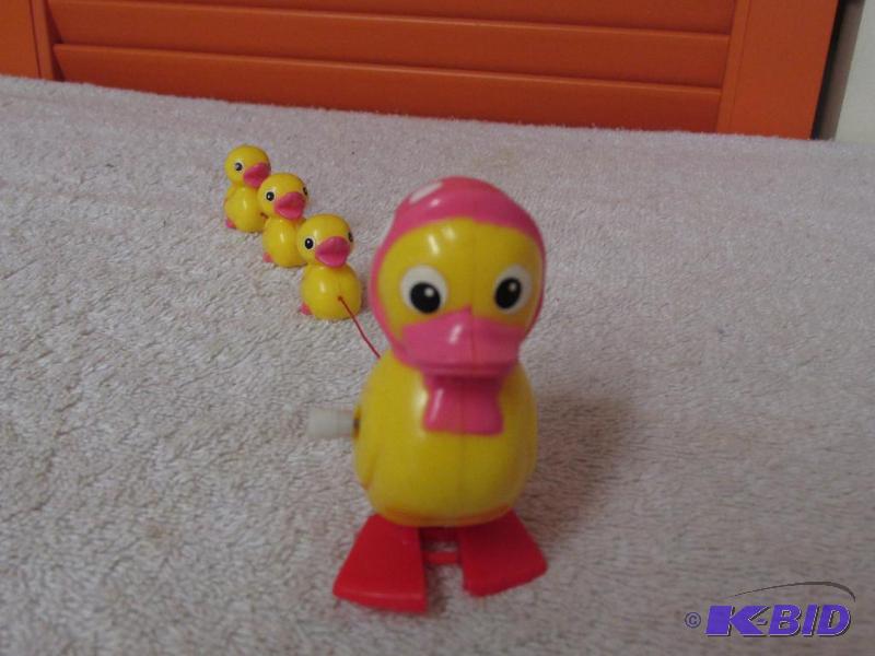 lot 130 image: Vintage Windup Duck.