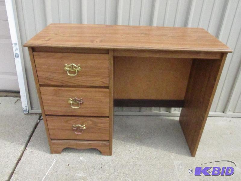 lot 17 image: 3 Drawer Desk