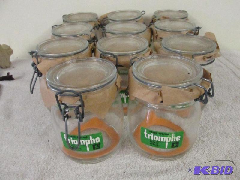 lot 18 image: 11 triomphe jars with seal and bale
