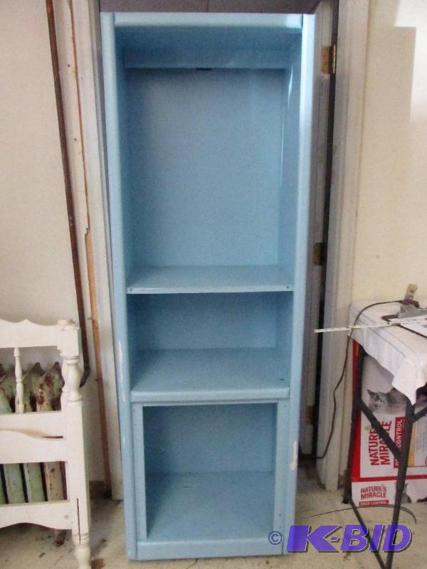 lot 19 image: Almost 6 Tall Book Case - sturdy