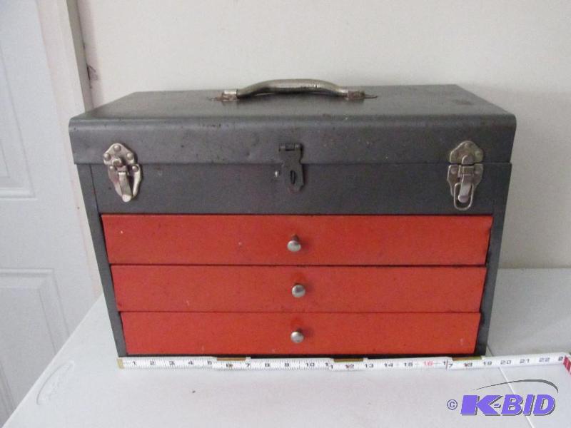 lot 21 image: Tool Box