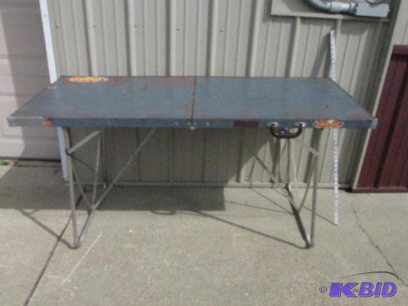lot 25 image: Metal Fold-Up Table