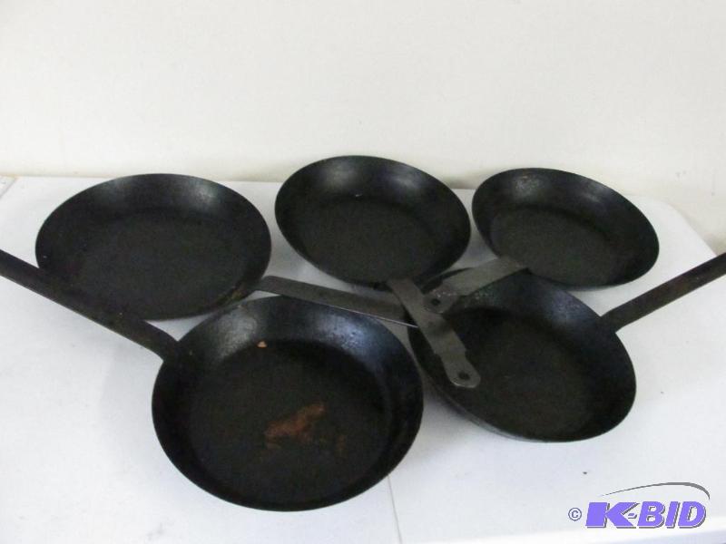 lot 43 image: Indoor or Outdoor - 5 Heavy Metal Pans