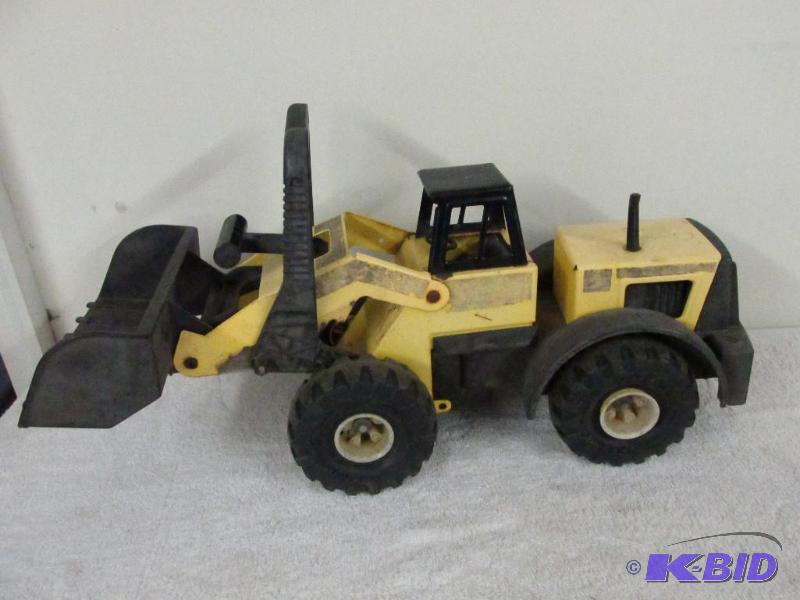 lot 7 image: Metal TONKA Front-End Loader