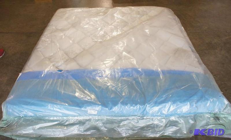 Sealy SeaGrove Plush King Mattress. MSRP $999...