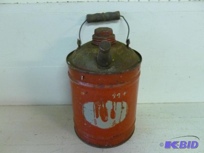 Vintage one gallon metal gas can, good usable...