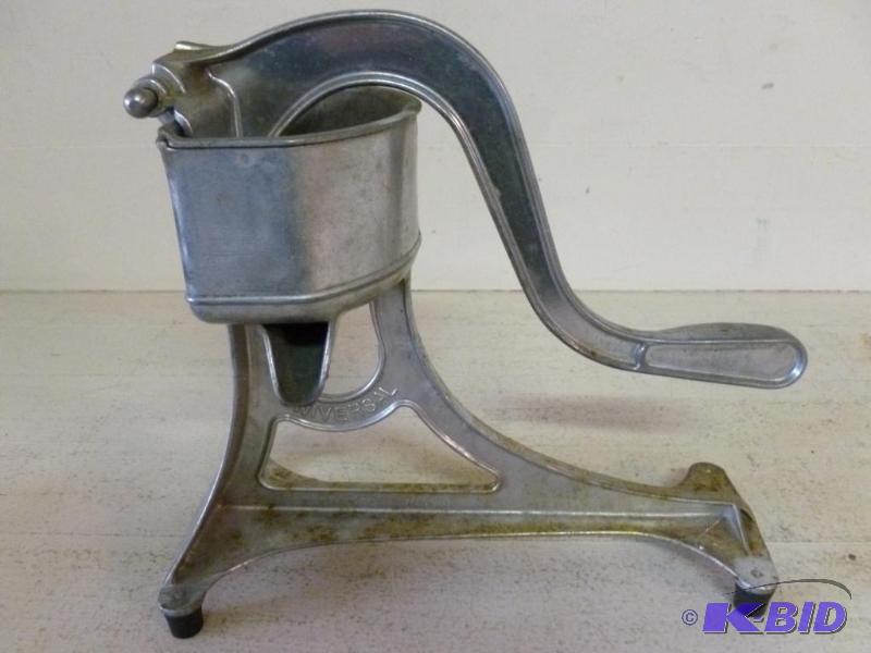 Large Vintage 1942 Universal cast aluminum ju...