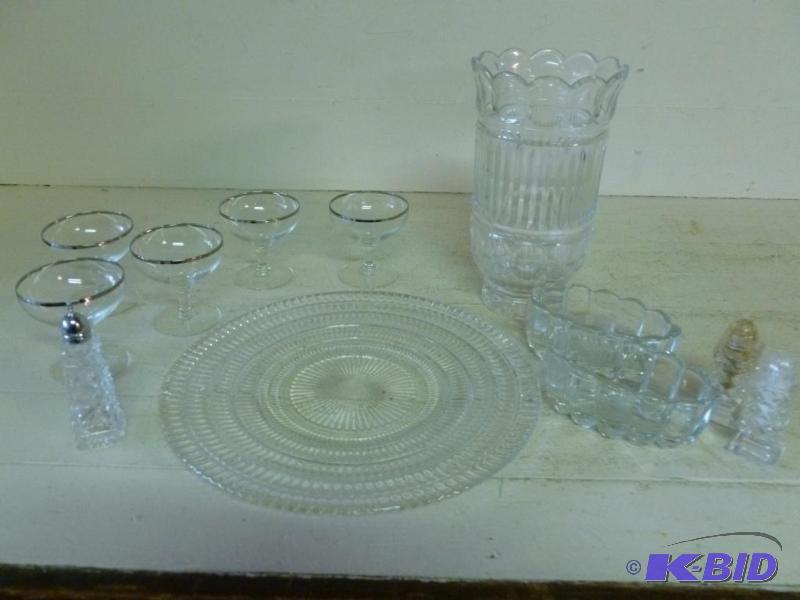 Large lot of vintage glass pieces that includ...