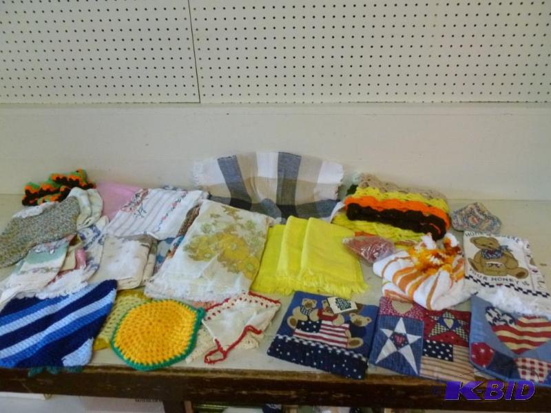 Large lot of good kitchen items that includes...