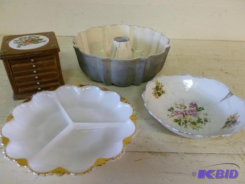 Kitchen lot that consists of a Nordic Ware al...