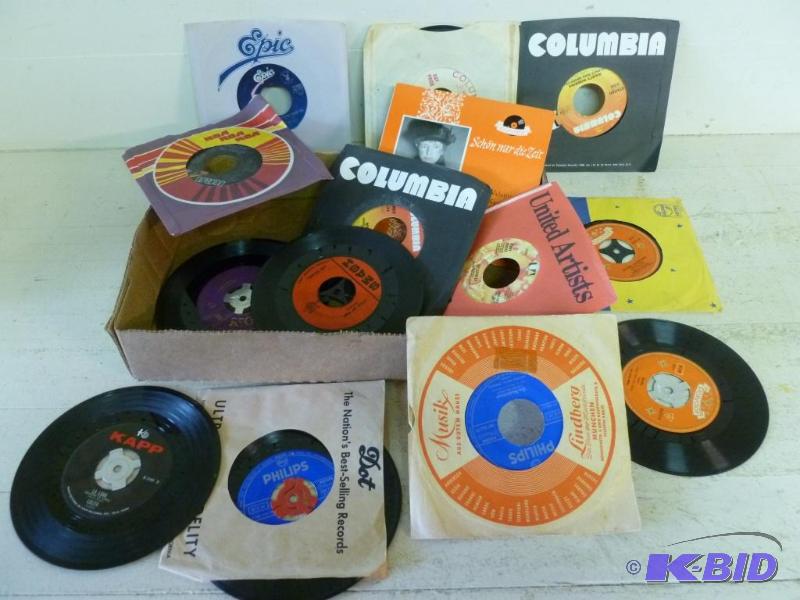 Lot of collectible 45s records, many good co...