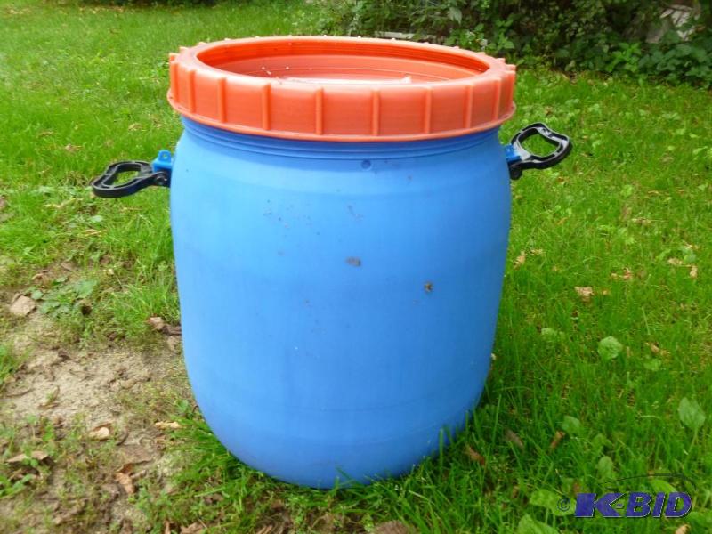 Heavy gage plastic 10 gallon storage drum wit...