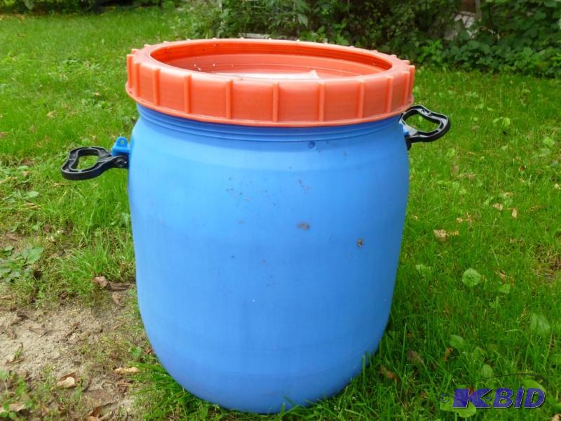 Heavy gage plastic 10 gallon storage drum wit...