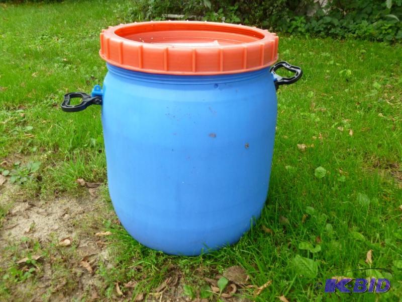 Heavy gage plastic 10 gallon storage drum wit...
