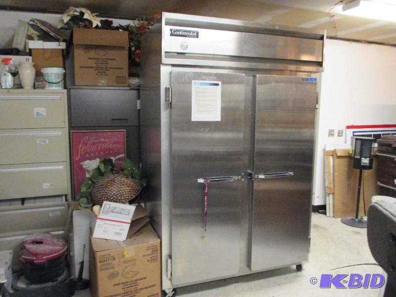 Continental 2 door cooler, 110v, shelves incl...