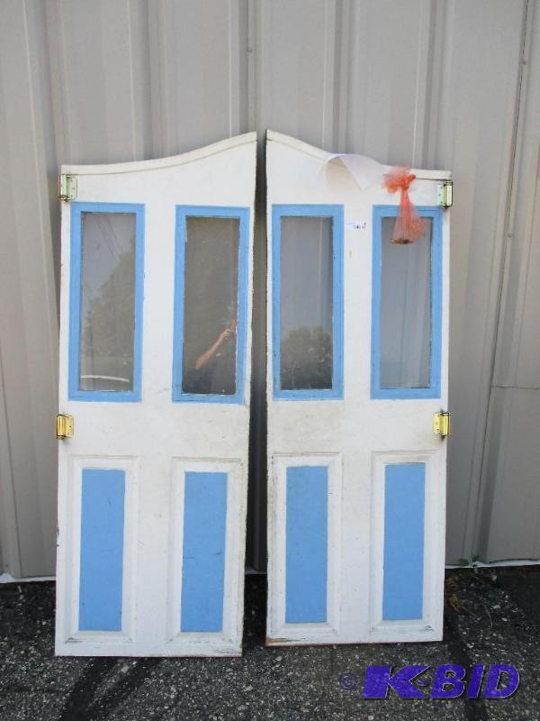 Salon doors with hinges...