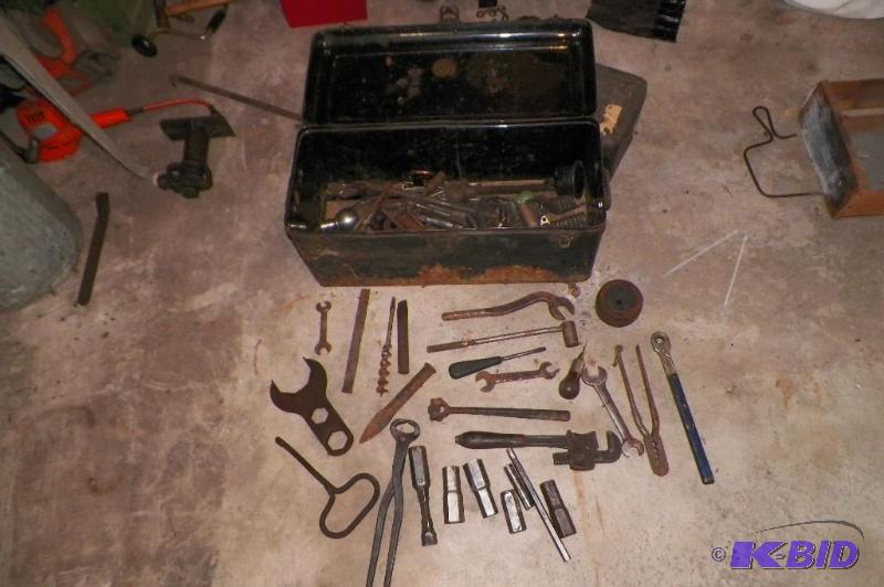 lot 11 image: Tool box with old tools