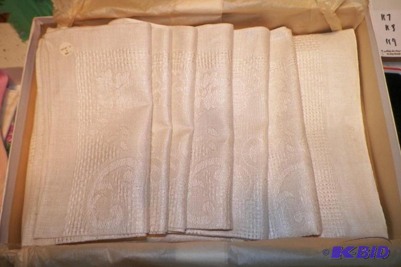 lot 116 image: Made in Belgium 6 Napkins and a Tablecloth - Never used