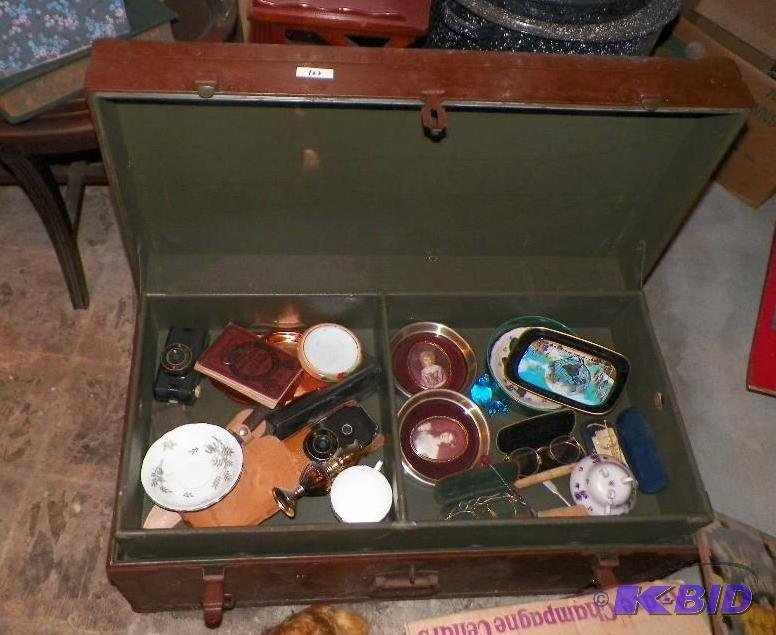 lot 122 image: Trunk full of items
