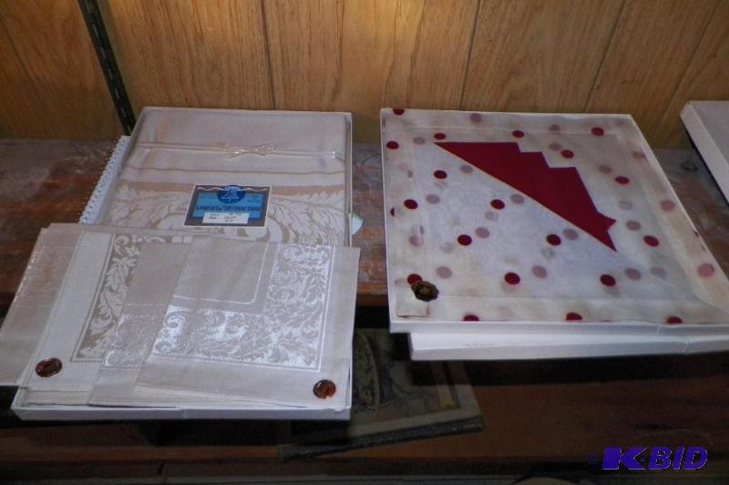 lot 123 image: 2 Sets of Table Cloths and napkins