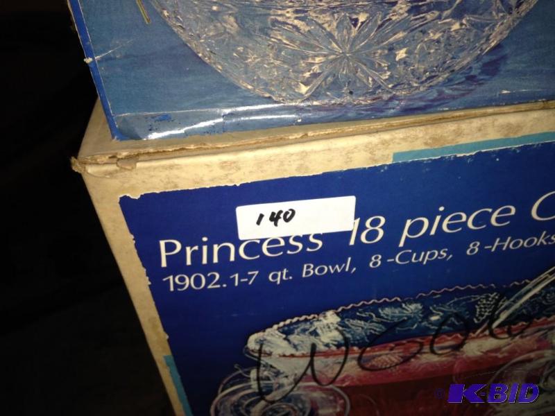 lot 140 image: Boxes of serving dishes