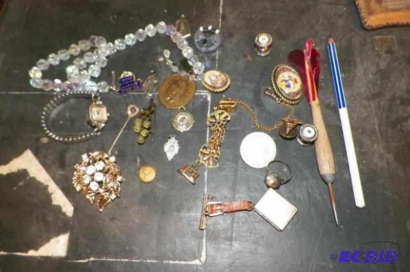 lot 47 image: Lot of Jewelry and religious medals.