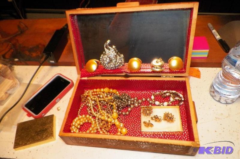 lot 56 image: Jewelry Box with Jewelry