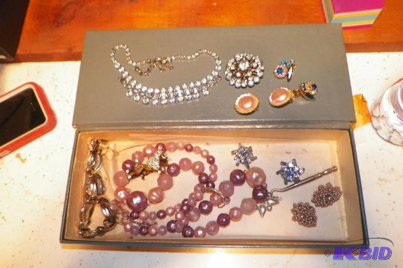 lot 58 image: Jewelry Box with Jewelry