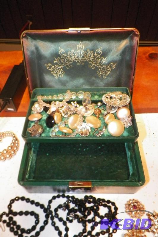lot 61 image: Jewelry Box with Jewelry