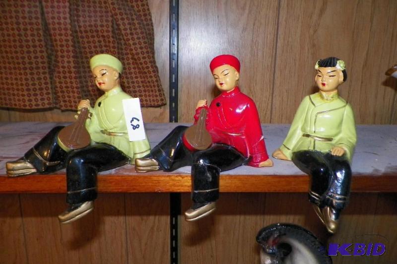 lot 83 image: 3 Oriental Shelf Decorations