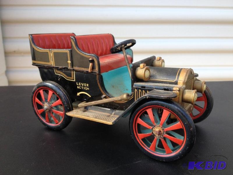 lot 1 image: Vintage Tin Car