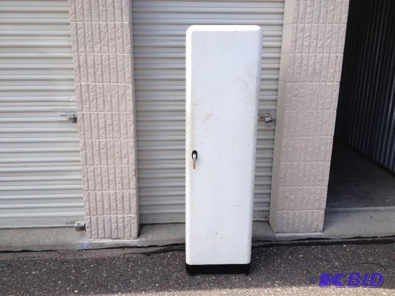 lot 4 image: Vintage Metal Cabinet