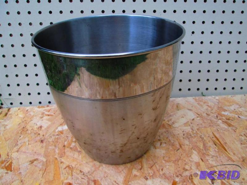 Matte  Shiny metal watebasket - needs polish...