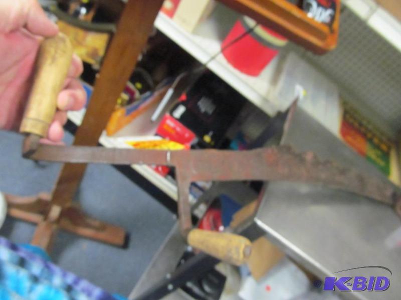 lot 26 image: Vintage hay saw