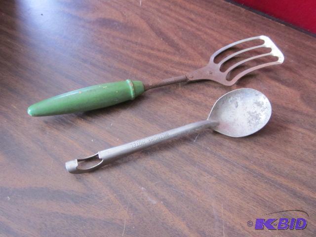 Lot of (2) vintage kitchen utensils, includin...