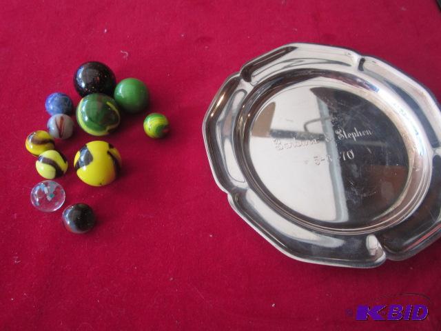 Lot of vintage marbles on silver platetray, ...