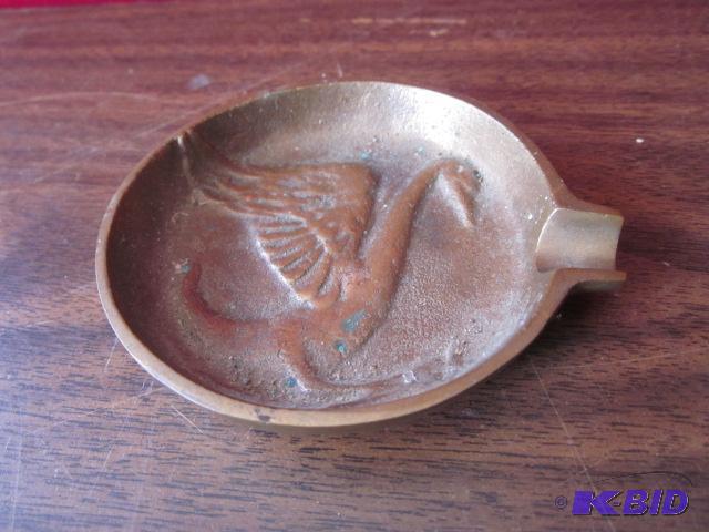 3 inch round solid brass swan ash tray.&nbsp...