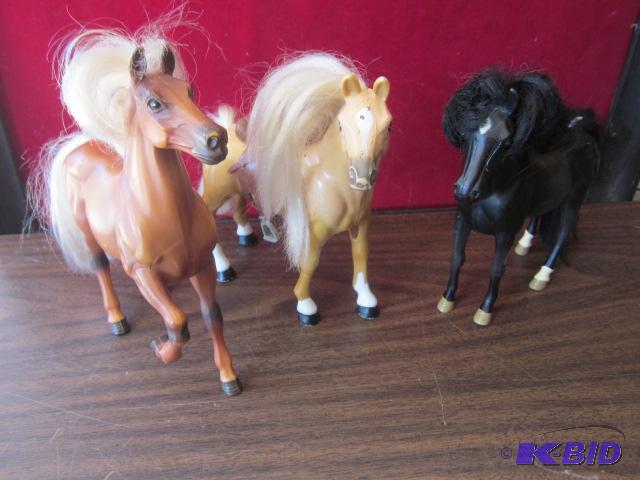 Lot of (3) plastic horses.&nbsp...